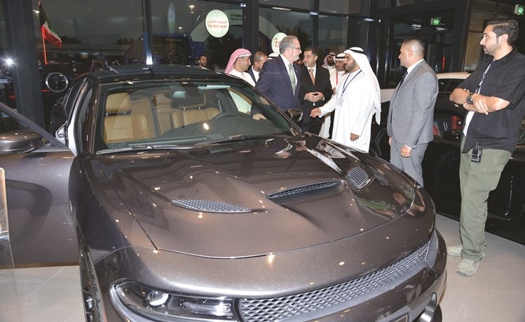 طلال الملا والسفير الأميركي وجولة على بعض السيارات المعروضة﻿
