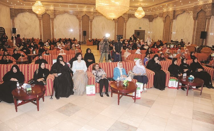 ناخبات الدائرة يستمعن إلى كلمة مرشح الدائرة الثانية النائب السابق محمد براك المطير	 (هاني الشمري)﻿