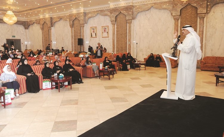 محمد المطير متحدثا إلى ناخبات الدائرة الثانية﻿