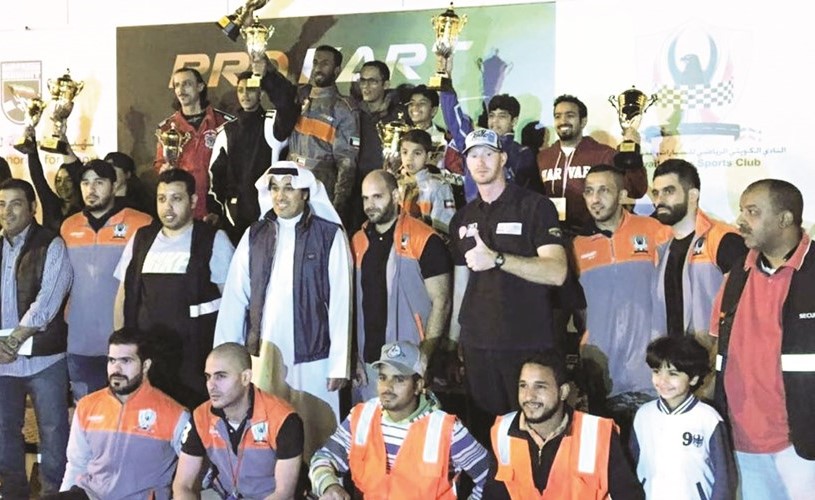 الداود مع مجموعة من الفائزين واللجنة المنظمة ﻿