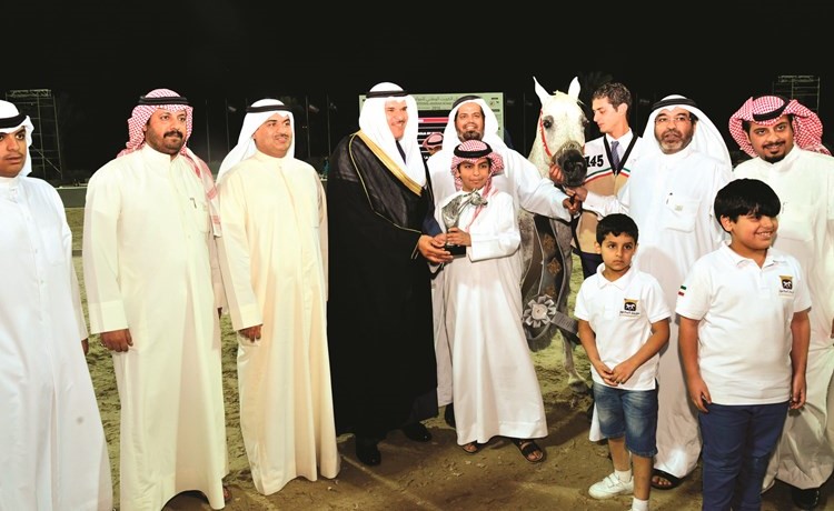 فرحة الفائزين في حفل الختام ﻿