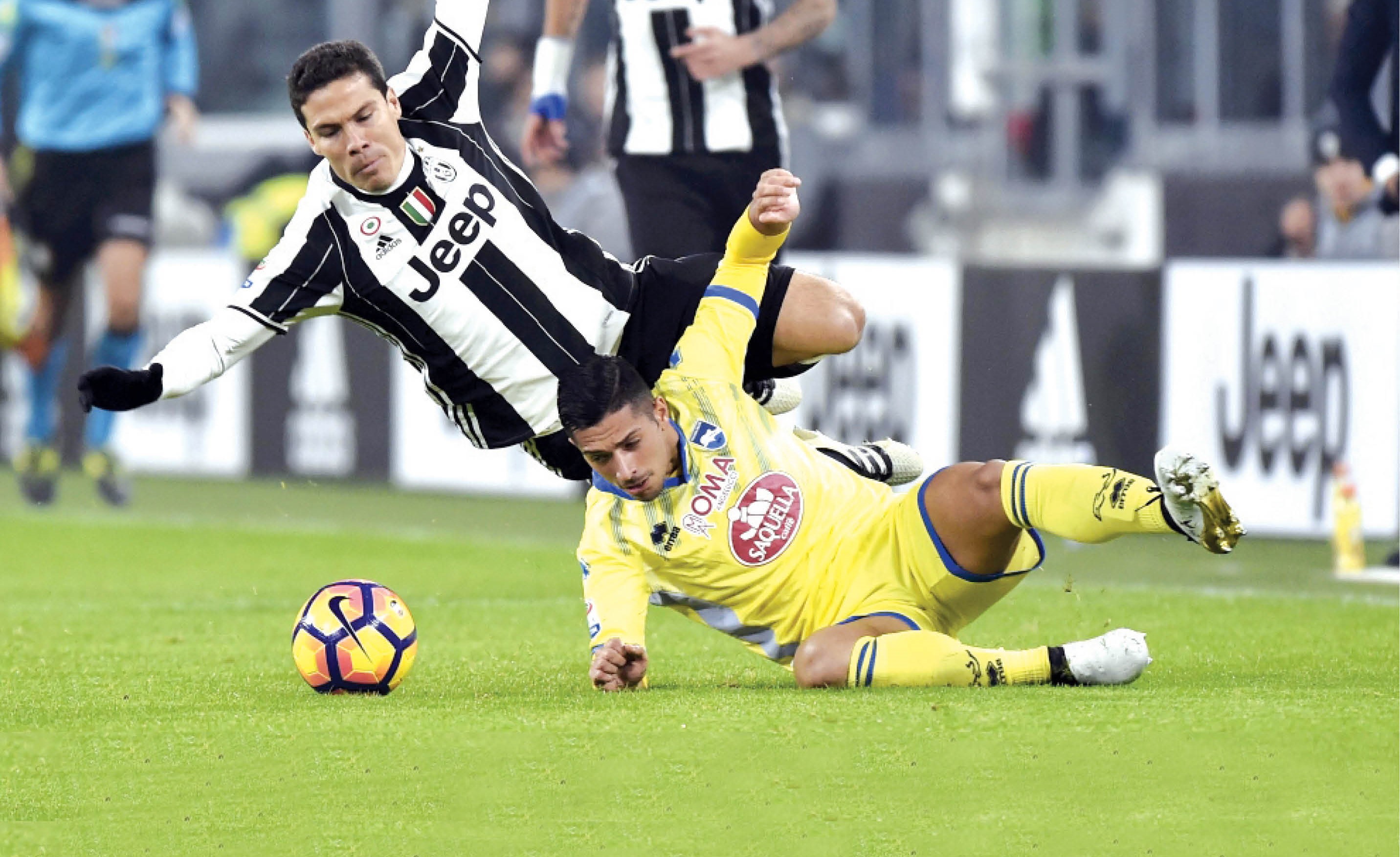 تدخل قوي من لاعب بيسكارا جيانلوكا كابراري على لاعب نجم يوڤنتوس هيرنانيس (رويترز)