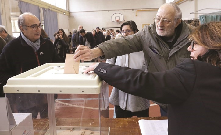 ناخبون فرنسيون يدلون بأصواتهم في الجولة الاولى من الانتخابات التمهيدية لتيار اليمين في مرسيليا امس(أ.پ) ﻿