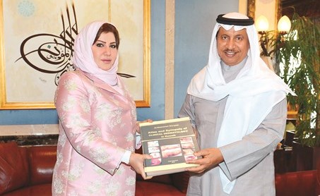 سمو رئيس الوزراء الشيخ جابر المبارك يتسلم الكتاب من د. مريم الشمري﻿