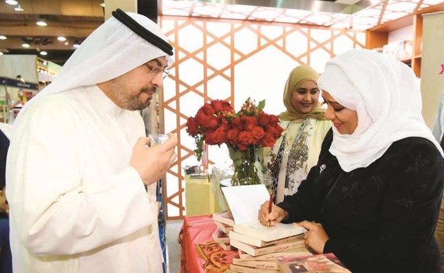 الشيخ طلال الفهد خلال توقيع كتاب زميلته في كلية العلوم السياسية  ﻿﻿خلود عبدالله الخميس بحضور هاجر الهاجري﻿