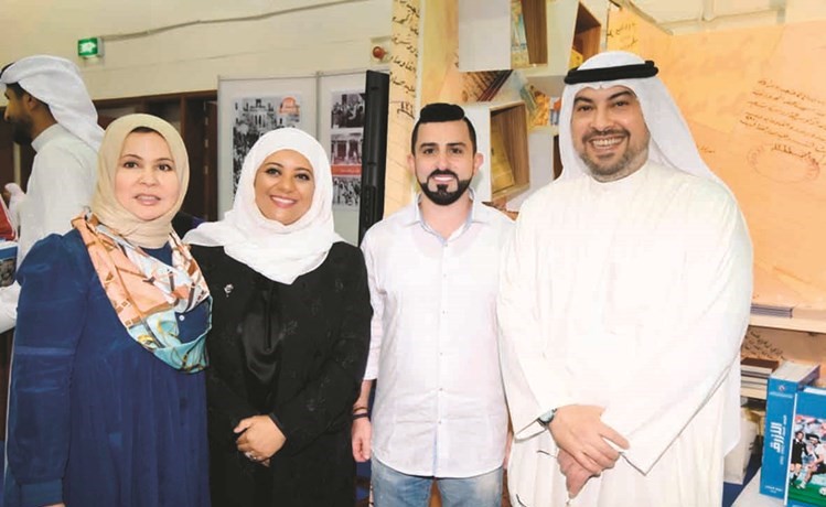 الشيخ طلال الفهد ومدير التحرير الزميل محمد بسام الحسيني والزميلة خلود عبدالله الخميس والزميلة عواطف العلوي 	(محمد هاشم)﻿