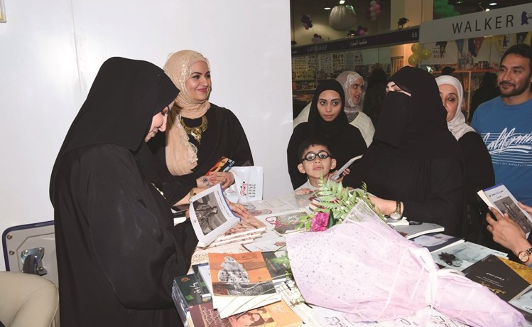 الزميلة سعدية مفرح توقع على أحد كتبها ﻿
