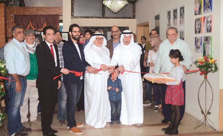 قص شريط افتتاح المعرض﻿