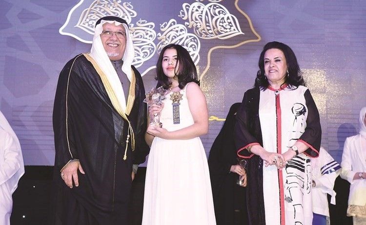 الجراح مكرما إحدى المتفوقات﻿