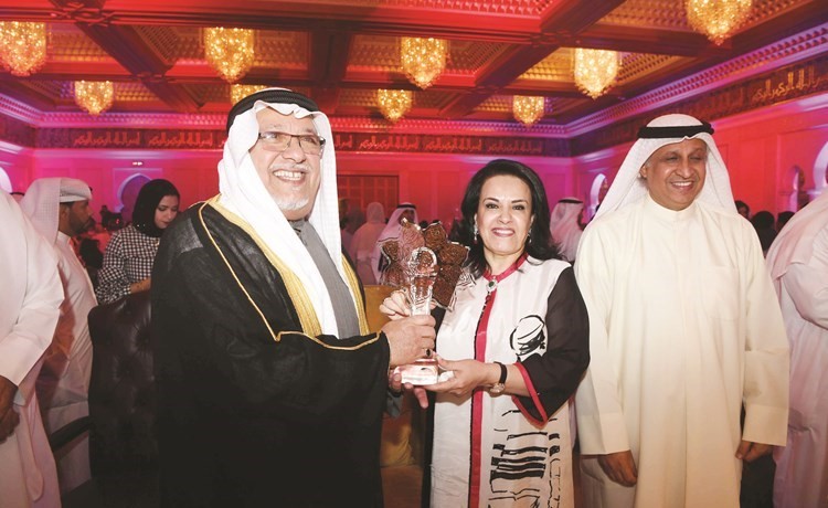 الشيخ علي الجراح يتسلم درعا تكريمية من فاطمة الأمير﻿