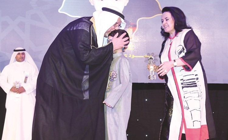 الشيخ علي الجراح يقبل رأس طالب متفوق 	   (محمد هاشم)