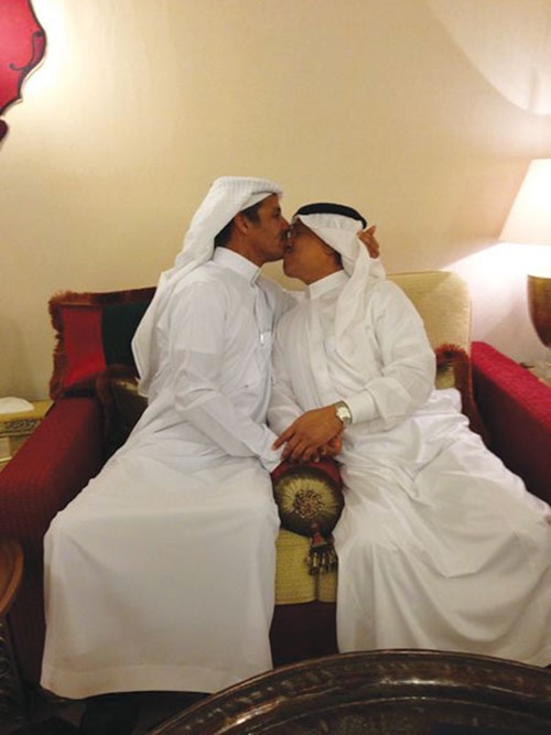 بالصور.. لماذا قبّل هؤلاء الفنانون رأس محمد عبده؟