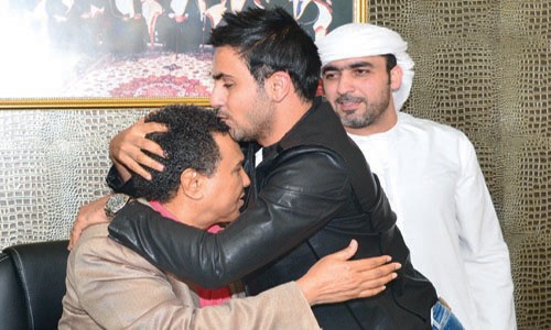 بالصور.. لماذا قبّل هؤلاء الفنانون رأس محمد عبده؟