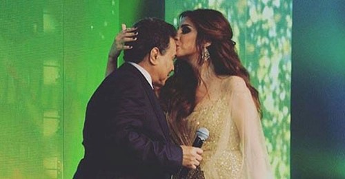 بالصور.. لماذا قبّل هؤلاء الفنانون رأس محمد عبده؟