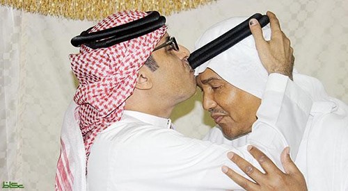 بالصور.. لماذا قبّل هؤلاء الفنانون رأس محمد عبده؟