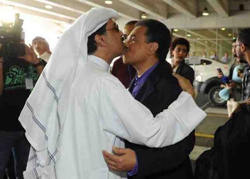 بالصور.. لماذا قبّل هؤلاء الفنانون رأس محمد عبده؟