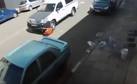 فيديو مروع..سيارة تصدم امرأة وتجرها 18 متراً أسفل عجلاتها