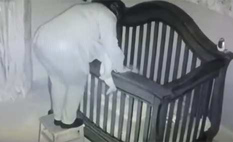 بالفيديو.. كاميرا المراقبة تلتقط حادثة غريبة بين جدة وحفيدها!