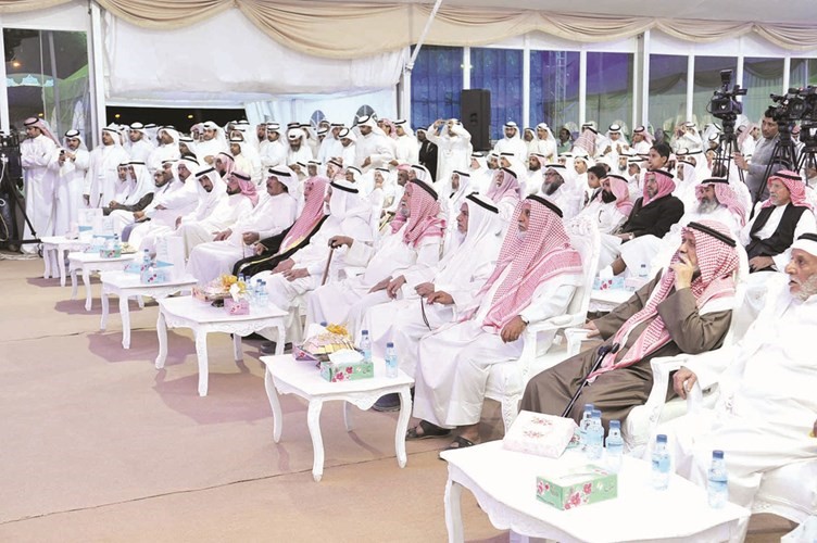 الحضور يتابعون مرشح الدائرة الثالثة النائب السابق فارس العتيبي﻿