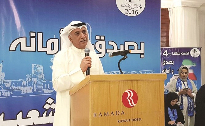 مرشح الدائرة الرابعة النائب السابق شعيب المويزري يتحدث خلال الندوة﻿