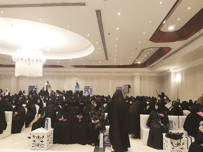 جانب من الحاضرات خلال ندوة مرشح الدائرة الرابعة النائب السابق شعيب المويزري﻿