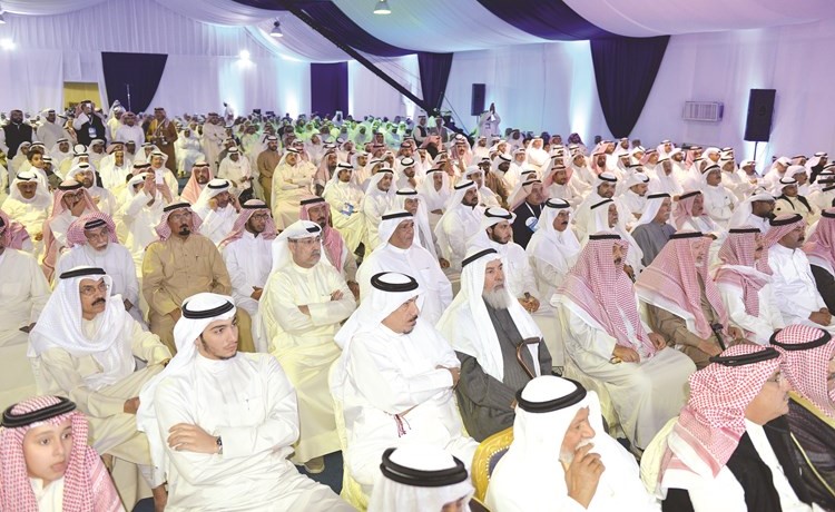 ابناء الدائرة الثانية يتابعون حديث النائب السابق ومرشح الدائرة الثانية خلف دميثير﻿