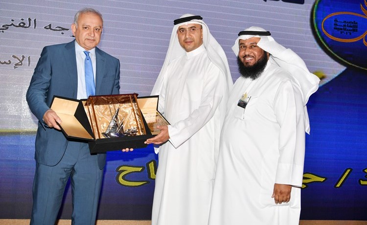 درع تكريمية للوزير د. بدر العيسى ﻿
