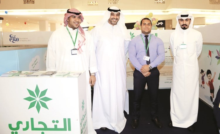 الشيخ محمد العبدالله في جناح التجاري خلال مهرجان الطفل﻿
