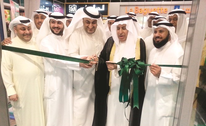  السفير السعودي د. عبدالعزيز الفايز وياسين الفارسي خلال قص شريط الافتتاح﻿
