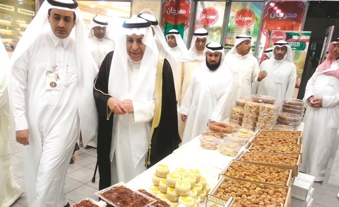 الفايز يتفقد المنتجات السعودية في المهرجان﻿