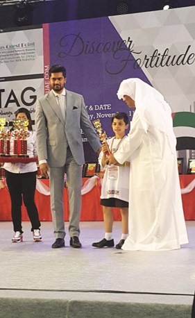 عمر منصور يتسلم الجائزة ﻿