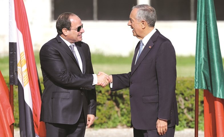 الرئيس البرتغالي مارسيلو ريبيلو دي سوزا مرحبا بالرئيس عبد الفتاح السيسي في القصر الجمهوري	 (أ.ف.پ)﻿