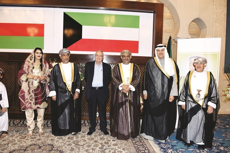 الشيخ سلمان الحمود يقدم التهنئة للسفير العماني حامد بن سعيد﻿