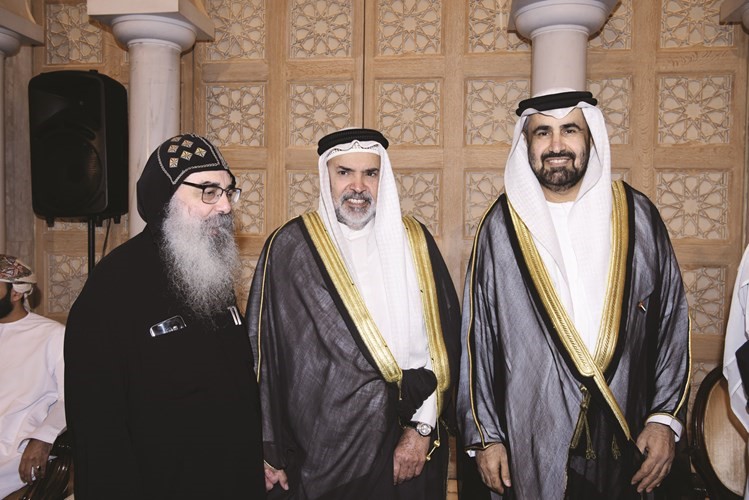 سفيرا الإمارات رحمة الزعابي والبحرين الشيخ خليفة بن حمد آل خليفة والقمص بيجول الأنبا بيشوي﻿