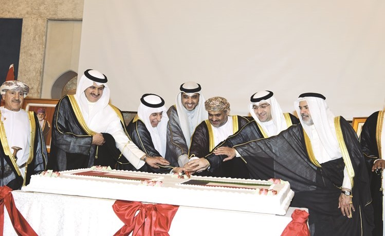 الشيخ محمد العبدالله والوزير ياسر أبل والسفير د.عبدالعزيز الفايز والسفير الشيخ خليفة بن حمد آل خليفة والسفير ضاري العجران يشاركون السفير العماني قطع كيكة الاحتفال﻿