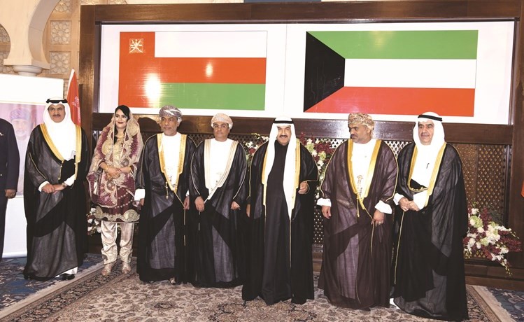 سمو الشيخ ناصر المحمد والسفير العماني حامد بن سعيد والسفير ضاري العجران وأحمد إسماعيل بهبهاني وأركان السفارة العمانية ﻿