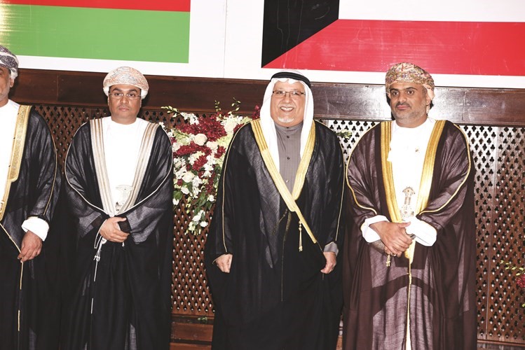 الشيخ علي الجراح يقدم التهنئة للسفير العماني	(ريليش كومار)﻿