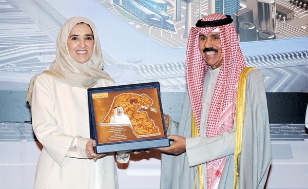 سمو نائب الأمير وولي العهد الشيخ نواف الأحمد يتلقى درعا تذكارية من الشيخة عايدة سالم العلي