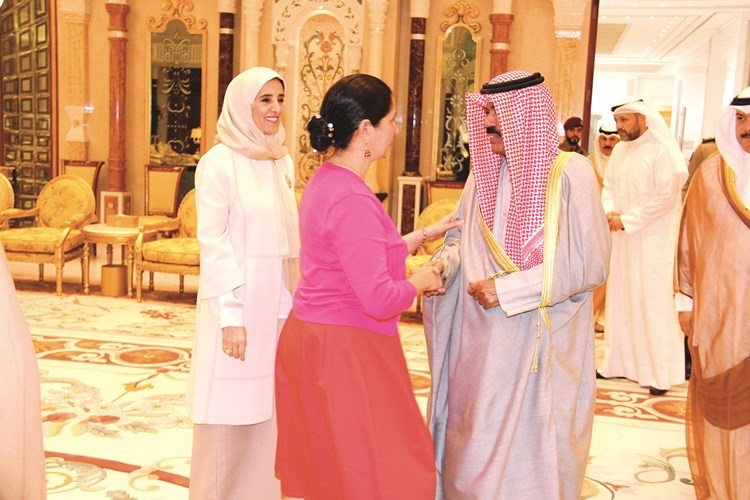 سمو نائب الأمير وولي العهد الشيخ نواف الأحمد مصافحا الشيخة انتصار سالم العلي بحضور الشيخة عايدة سالم العلي﻿