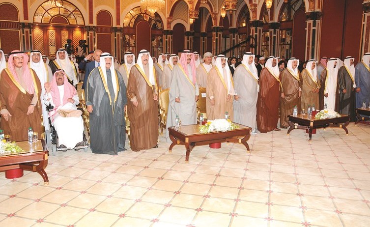 سمو نائب الأمير وولي العهد الشيخ نواف الأحمد والشيخ جابر العبدالله والشيخ فيصل السعود وسمو الشيخ ناصر المحمد وسمو الشيخ جابر المبارك والشيخ جابر الخالد والشيخ د.إبراهيم الدعيج والشيخ علي العبدالله والشيخ د. سالم الجابر في مقدمة الحضور﻿