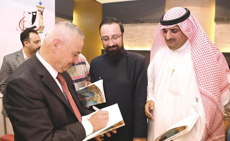 حمزة عليان خلال توقيع كتابه﻿