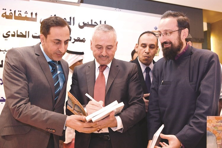 حمزة عليان يهدي نسخة من كتابه الى السفير ماهر الخير﻿