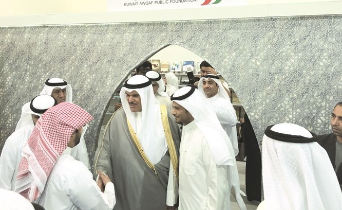 الشيخ سلمان الحمود خلال زيارته جناح أمانة الأوقاف ﻿