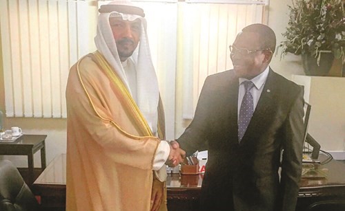 السفير جاسم الناجم خلال لقائه مع الوزير التنزاني فيليب مبانغو﻿