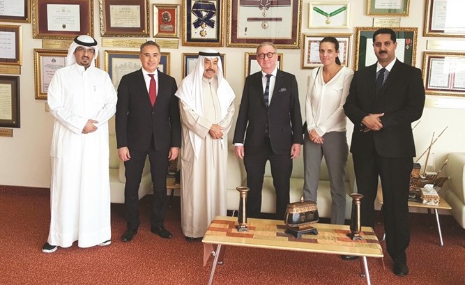 جانب من اللقاء الذي جمع عبدالعزيز سعود البابطين بالدبلوماسي السياسي تيري رود لارسون﻿