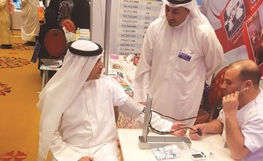  الاثري يفحص ضغطه﻿
