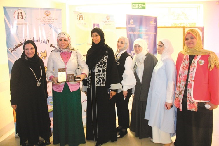 عايشة الدبيسان تتوسط معلمات مدرسة منيرة السعيد﻿