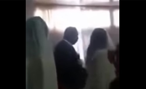 بالفيديو.. أسوأ مفاجأة من حبيبته السابقة.. حضرت زفافه بفستان عروس أبيض.. شاهدوا ردّ فعله!