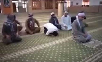 بالفيديو.. لحظة وفاة رجل أثناء السجود في الصلاة