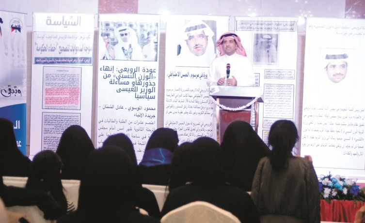 ناخبات الدائرة الثانية يستمعن إلى حديث النائب السابق ومرشح الدائرة الثانية د.عودة الرويعي﻿